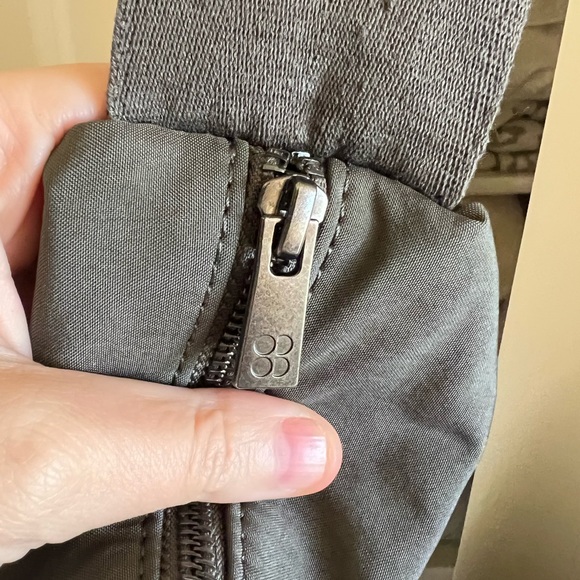 Sweaty Betty Crossbody bag, large. Olive, NWT - Picture 11 of 12